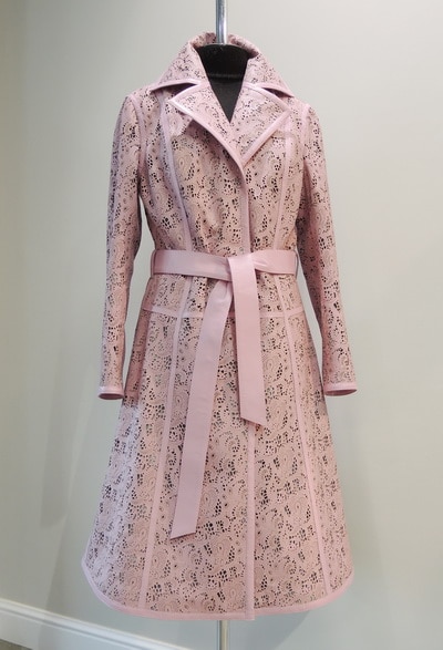 Пальто из розовой перфорированной кожи ателье ГаллаФур